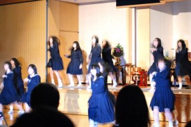 KGGS(留学コース)の高校1年生はダンスを披露 KGGS(留学コース)の高校1年生はダンスを披露