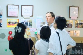 ネイティブ教員による英語でのキャンパスツアー ネイティブ教員による英語でのキャンパスツアー