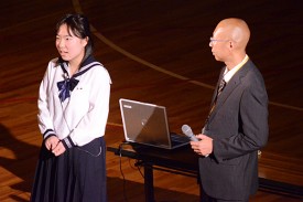 「ニュージーランドでの生活」について、英語で話す渡辺さん 「ニュージーランドでの生活」について、英語で話す渡辺さん