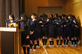 円陣を組むクラス