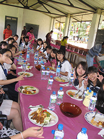 幼稚園でお昼をいただきました