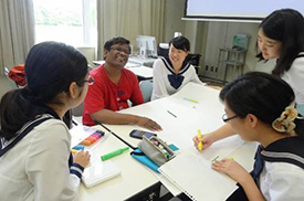 留学生との課題に取り組む