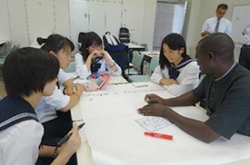 留学生と課題に取り組む