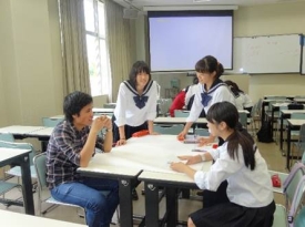 留学生と課題に取り組む