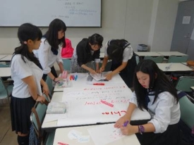 留学生と課題に取り組む