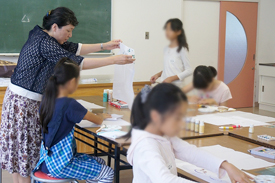 家庭科はステンシルでオリジナルハンカチ作り
