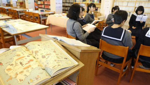 10人くらいで円になり読書中。
