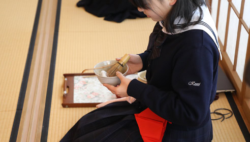 茶道中、茶碗と茶筅を持っています。