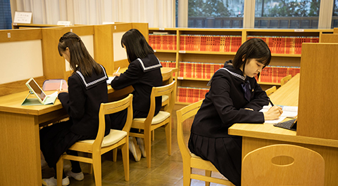 放課後の講習風景。OGが優しく話しかける。