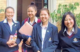 海外で佼成女子生徒4人