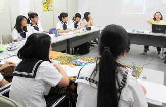 NGO/NPOに訪問し、10人くらいの生徒が、話を聞いています。