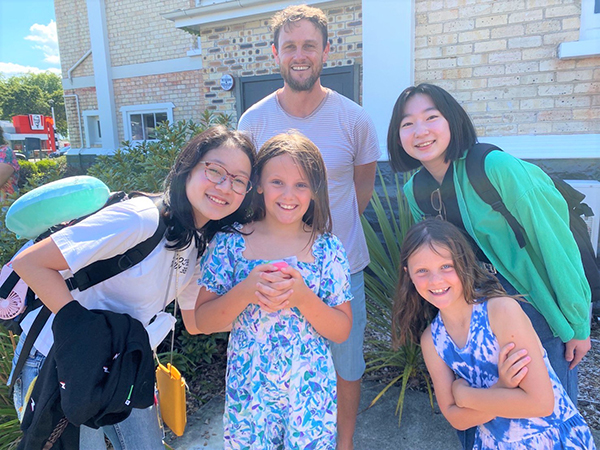 現地生徒と、佼成女子の生徒、ピースサイン。