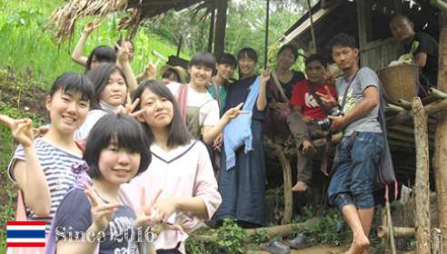 タイの子どもたちと一緒に山奥の村で笑顔の生徒たち、ピースサイン。