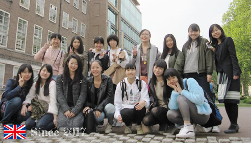 ロンドン大学で、生徒約15人の集合写真。