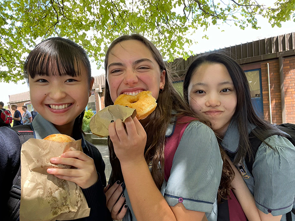 現地の生徒と4人のショット。