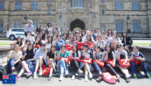 シドニー大学をバックに、生徒約30人の集合写真。