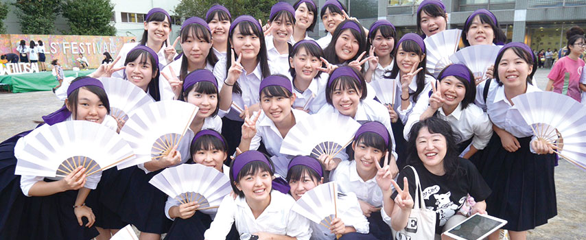 乙女祭、紫鉢巻きをヘアーバンドに。笑顔の集合写真。