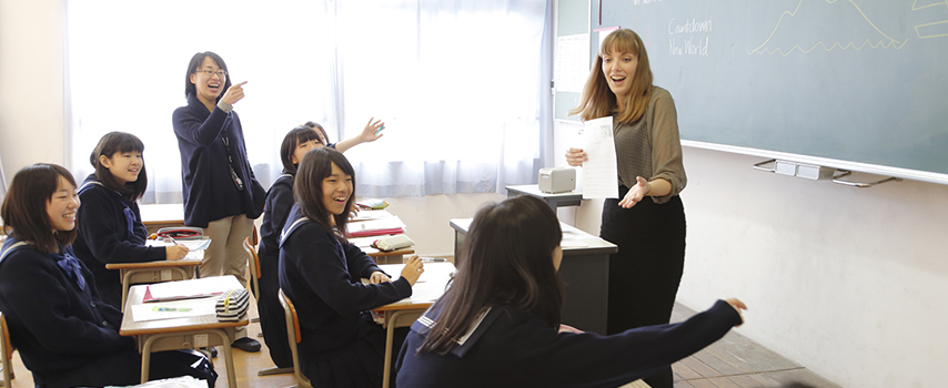 元気よく手を挙げている生徒