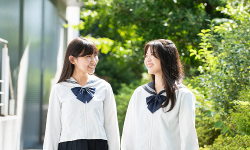 並んで歩く学生