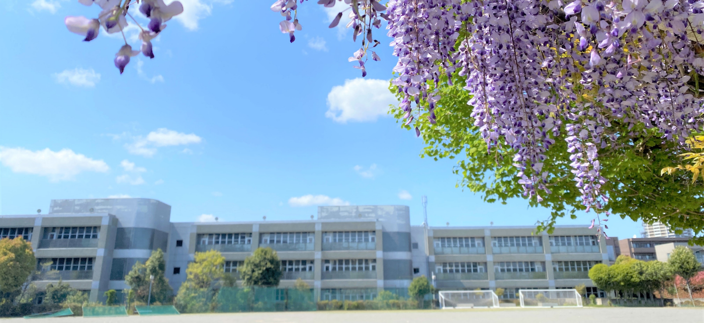 桜と2人の学生